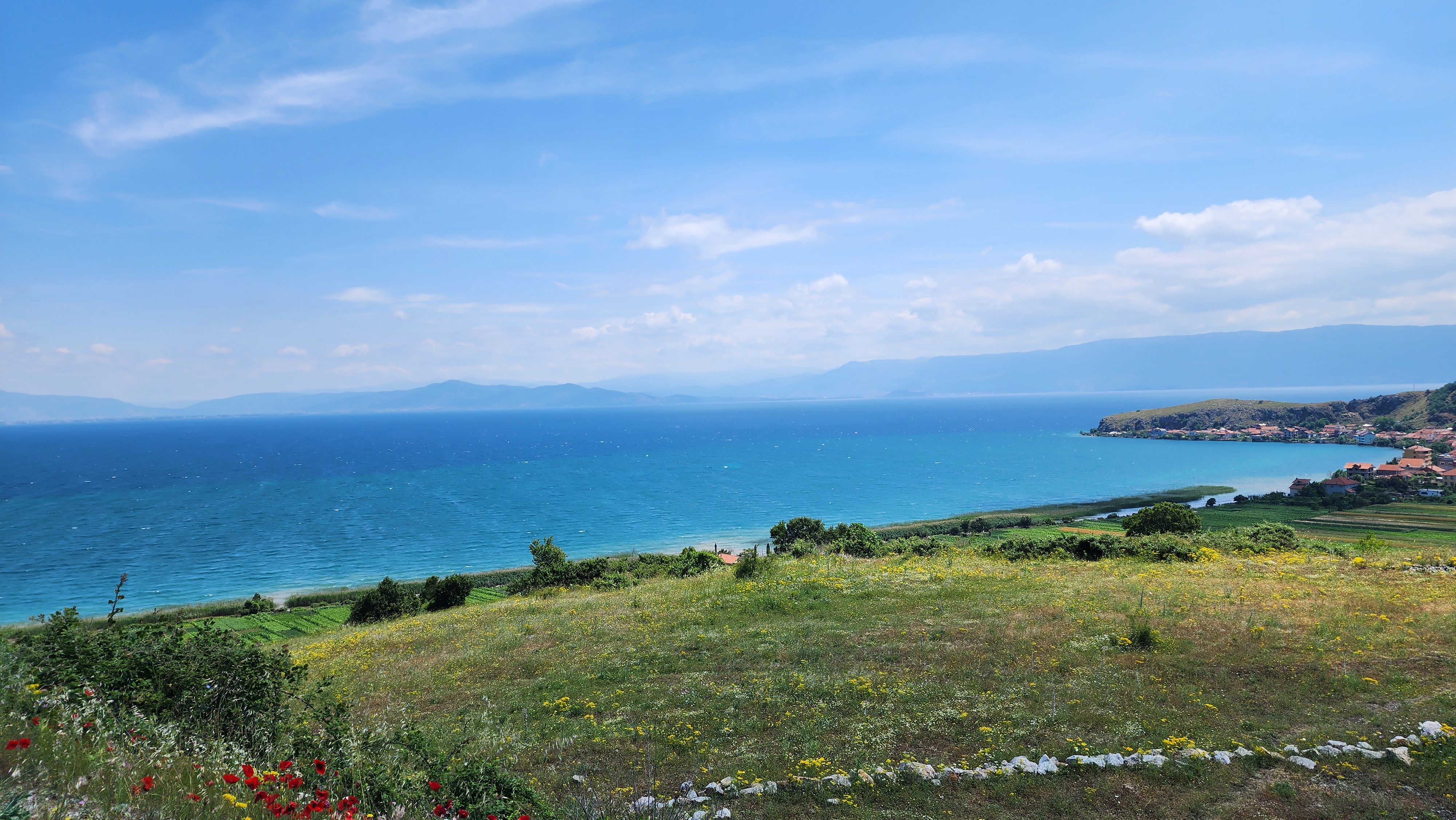 Ohrid Gölü ve Arnavutluk Lin şehrine tepeden bir bakış